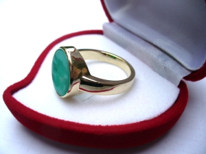 Woman lovely yellow 585 gold Custom family crest ring engraved in chrysoprase 
